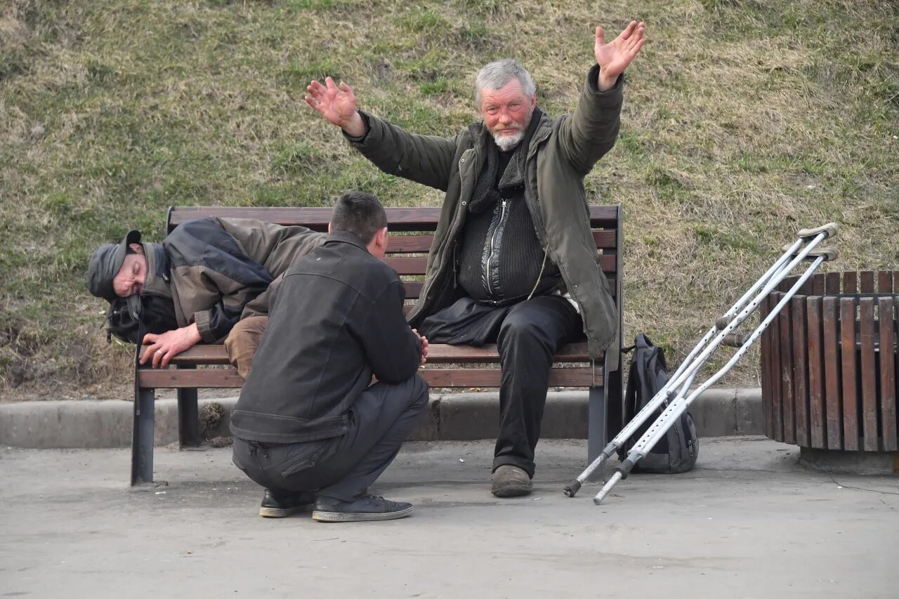 Подожгли бомжа. Бездомный.