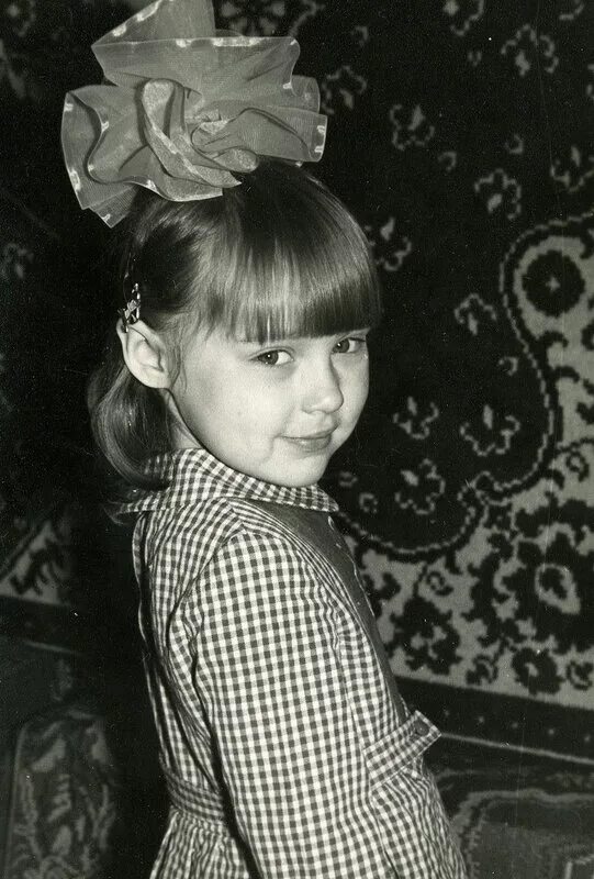 В детстве я была очень хорошей девочкой ну как в детстве. Девочка с бантом. Джессика барден в детстве. Советские девочки. Хорошая девочка юмор.