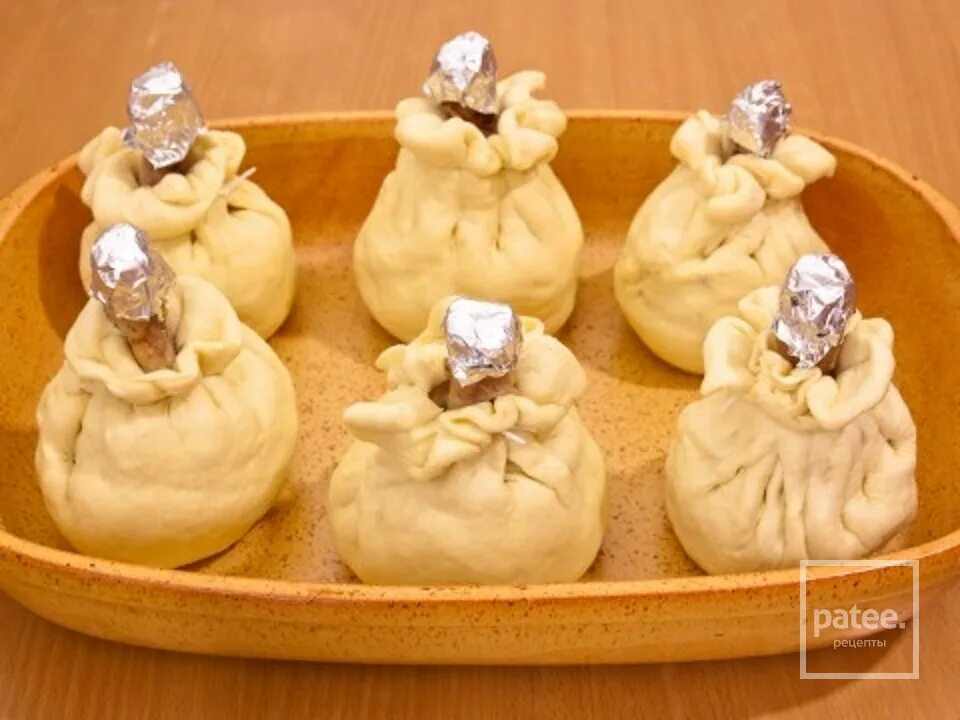 Рецепт теста в мешочке. Курица в мешочке. куриные ножки в мешочке из слоеного теста. куриная ножка в мешочке из слоеного теста. курица из теста.