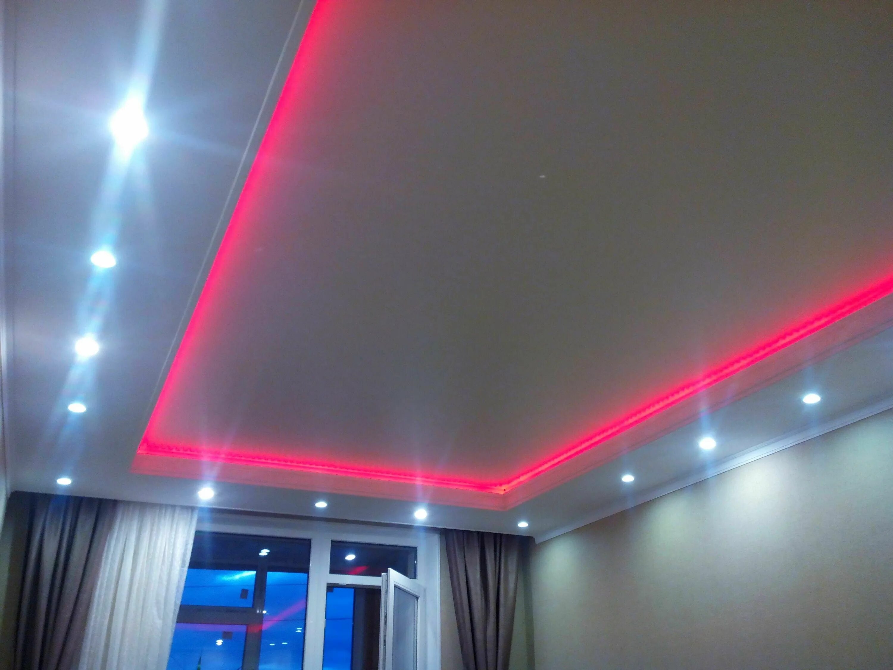 Купить потолки с подсветкой. Потолок с подсветкой. Натяжные потолки с подсветкой. Диодная подсветка потолка. Натяжной потолок со светодиодной подсветкой.