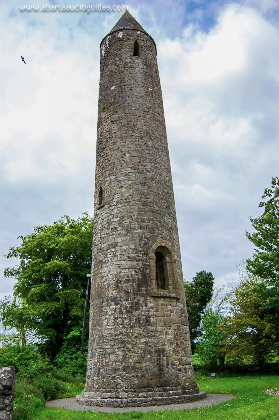 Round tower. Тугрульская башня Ирландия. Башня скрабо, Ирландия. Круглые башни Ирландии. Башня красноречия Ирландия.