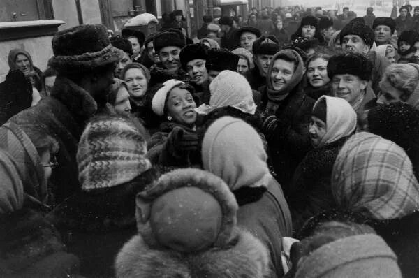 Ранний приезд. Ленинград 1955 год. Очередь в универмаг СССР. Привет ленинградцам 1955. В чём ходили зимой1955 году.