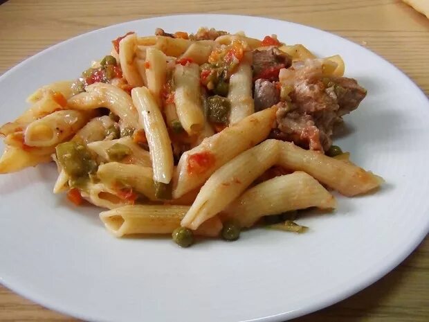 макароны с курицей бешамель. свинина с макаронами в мультиварке. бефстроганов с грибами. ригатони с говядиной. блюда из макарон и мяса свинины.