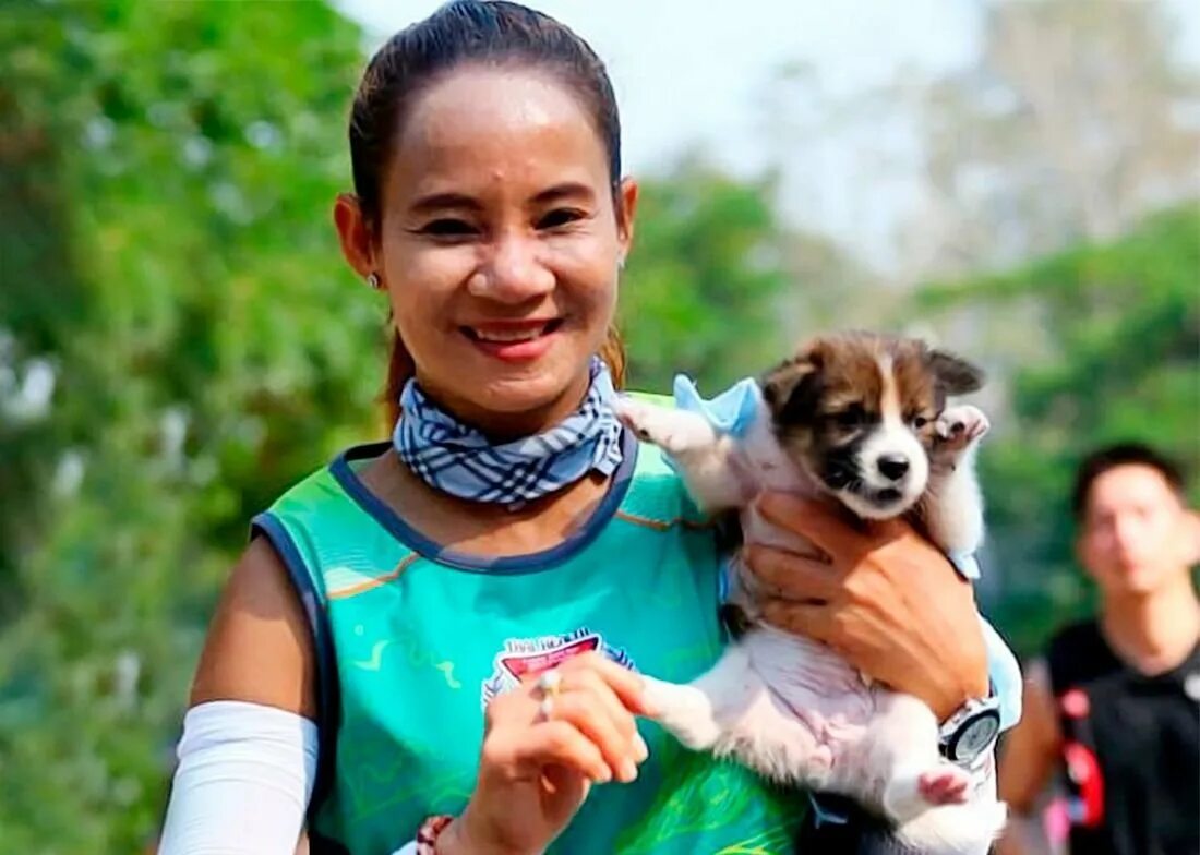 Участница марафона. Марафон животные. Марафон 1 девушка. Участница марафона в Тайланде пробежала с щенком.