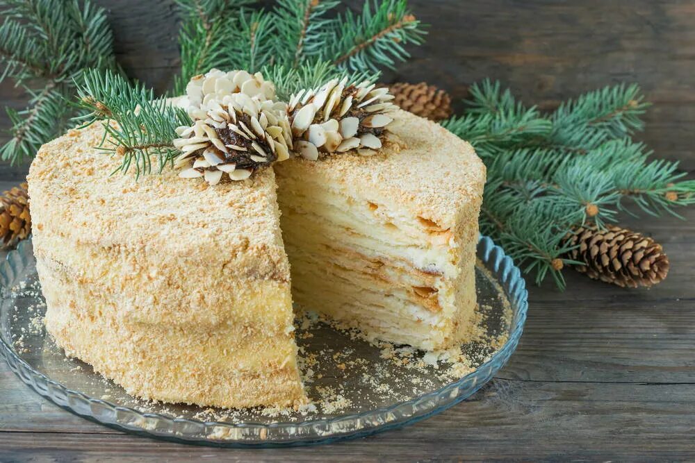 новогодний медовик. новогодний торт наполеон оформление. торт наполеон новогоднее украшение. новогодний наполеон. творожный наполеон.