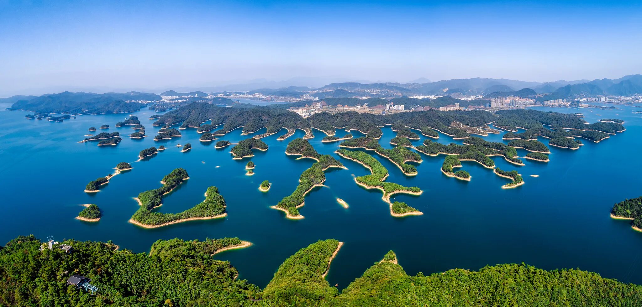 Страны занимающие тысячи островов. Озеро Цяньдаоху. Озеро Цяньдаоху в Китае. Озеро тысячи островов Цяньдаоху. Остров Наньян.