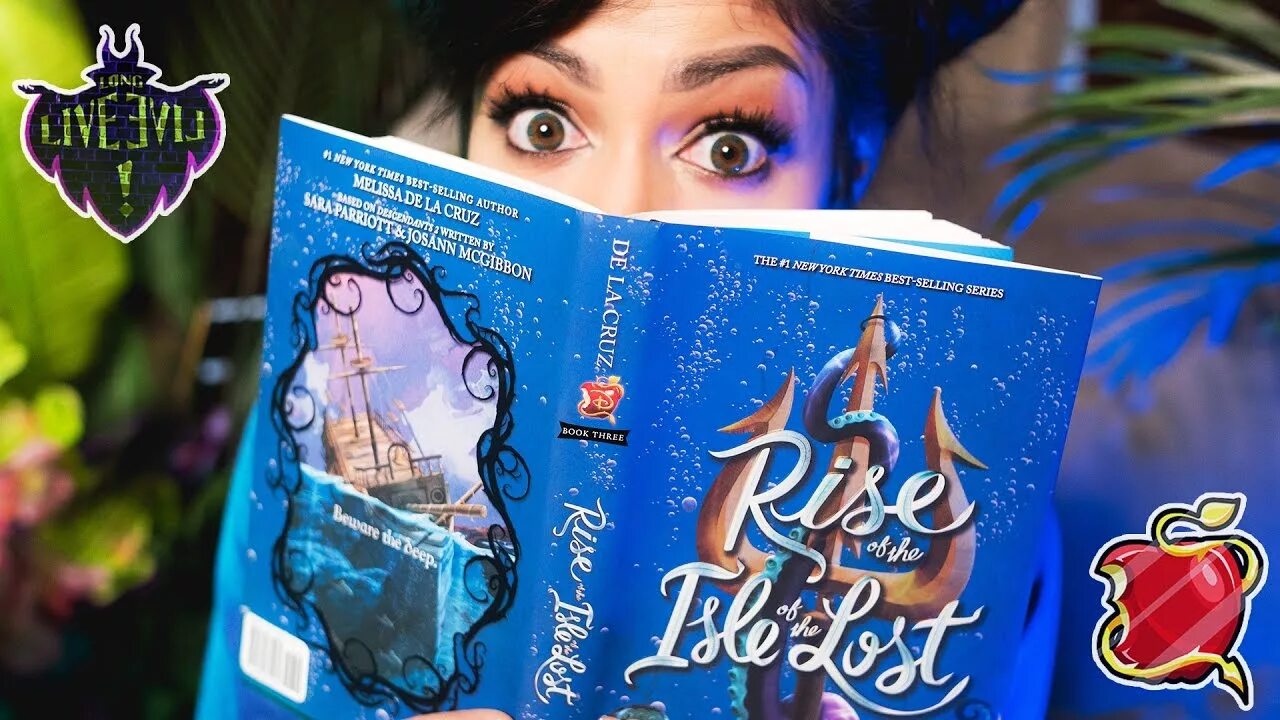 Книги descendants. Disney Наследники книги. Книга из наследников. Наследники Дисней дневник Мэл. Книга иви