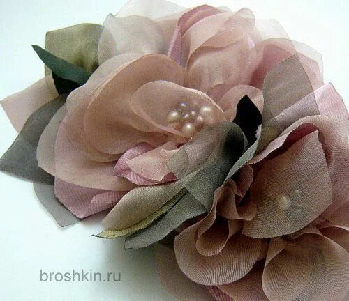 Техники цветов из ткани. Цветы из ткани для украшения. Цветы из ткани своими руками. Цветы из шифона. Брошь из органзы.