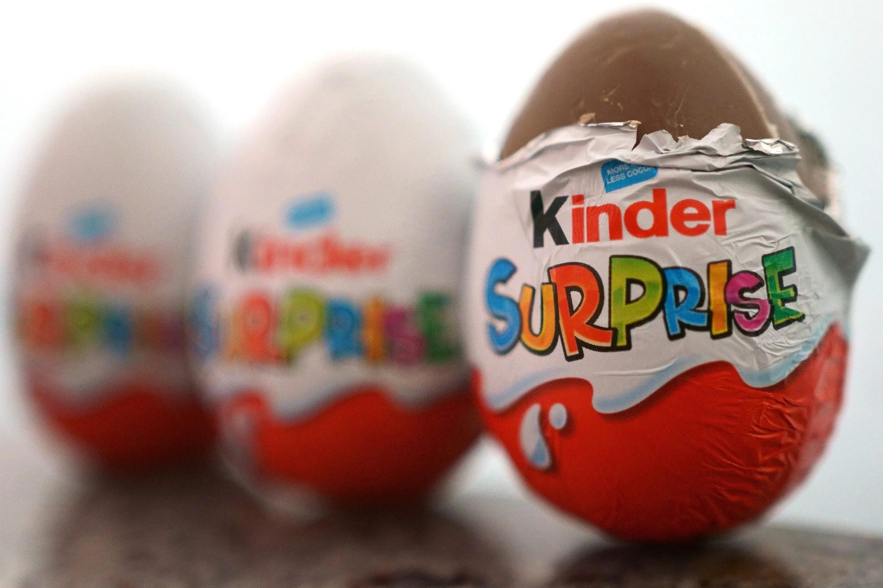 Kinder or more kind. Киндер сюрприз сальмонелла. Продукция Киндер. Киндер сюрприз шоколад. Шоколадное яйцо Киндер сюрприз.