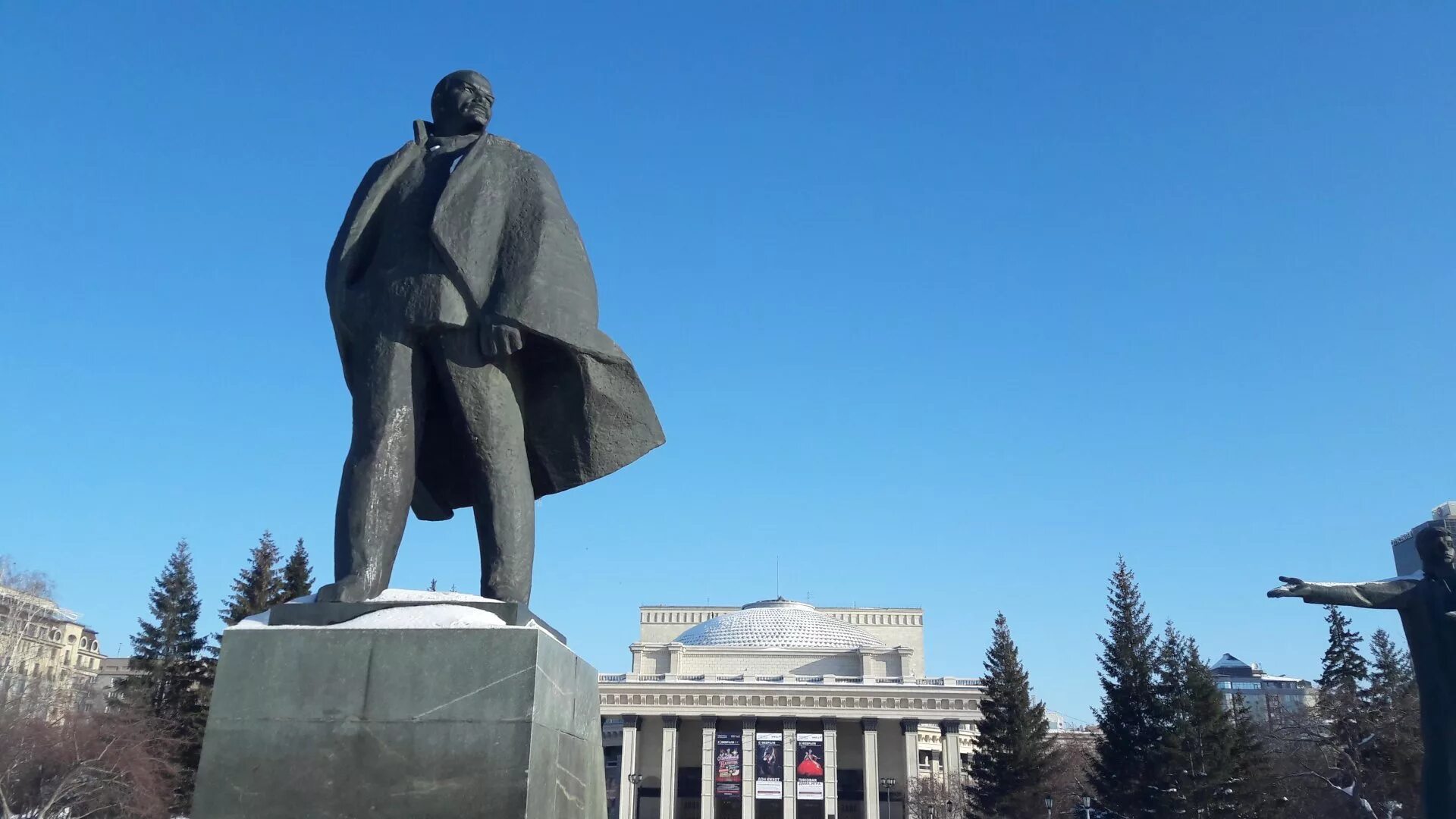 Статуя ленина на ленина в новосибирске. Ленин в новосибирске. Памятник ленину нск. Памятник владимиру ильичу ленину в новосибирске. Статуя ленина на ленина в новосибирске.