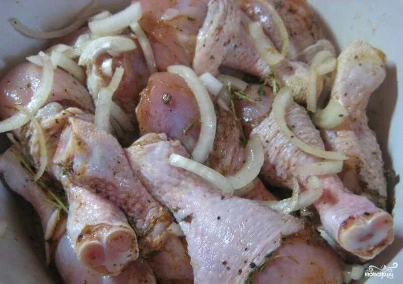Как замариновать куриные голени для шашлыка. Маринад для шашлыка из курицы. маринад для курицы шашлык. шашлык куриный в маринаде. мариновка шашлыка из курицы.