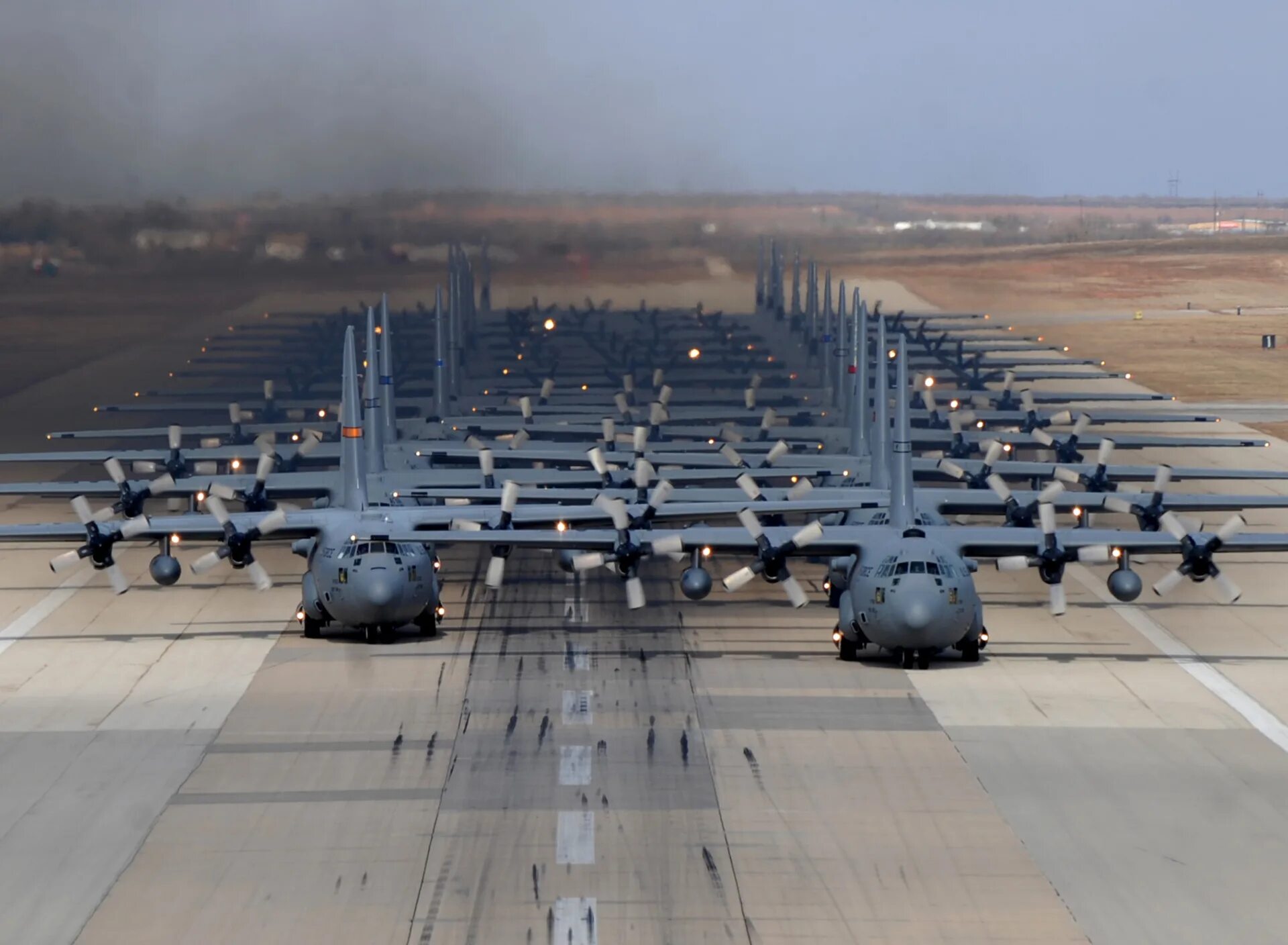 Lockheed c-130 Hercules. Lockheed c130j Hercules самолет. C 130 Hercules ВВС США. C 17 Globemaster ВВС США. Военно транспортные войска