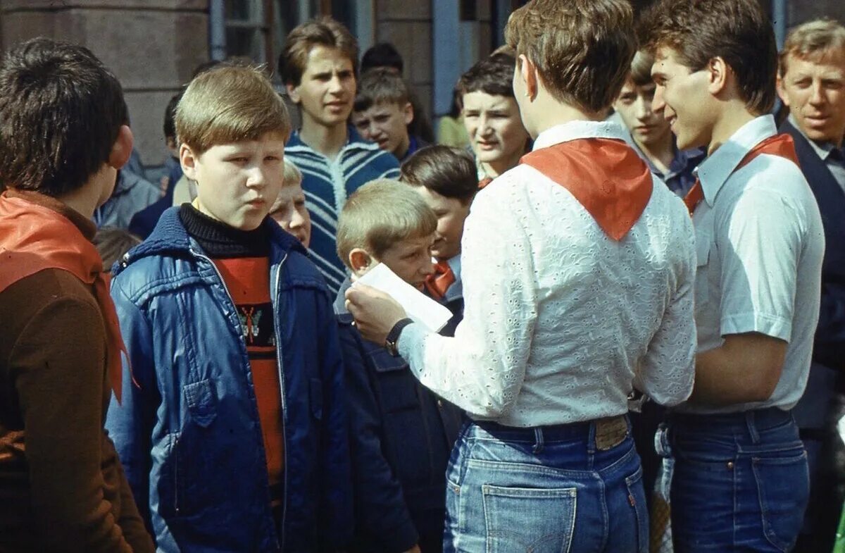 Vintage 1980s adidas tracksuit. Мода в 56 лет. 80 лет для слайда. Мода 1970 доклад. Презентация 80 90 годов.