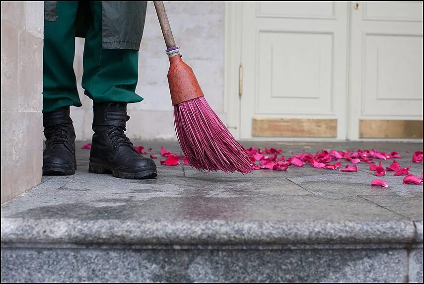 подметает улицу. женщина дворник. дворник метет. дворник подметает. дворник.