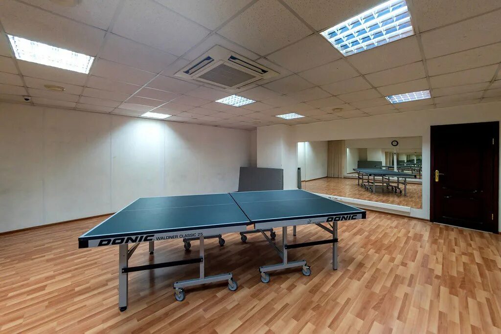 крытый волейбольный зал. спортивные залы в аренду. спортивные залы в аренду. спортивный зал с высоким потолком. спортзал высокий потолок.