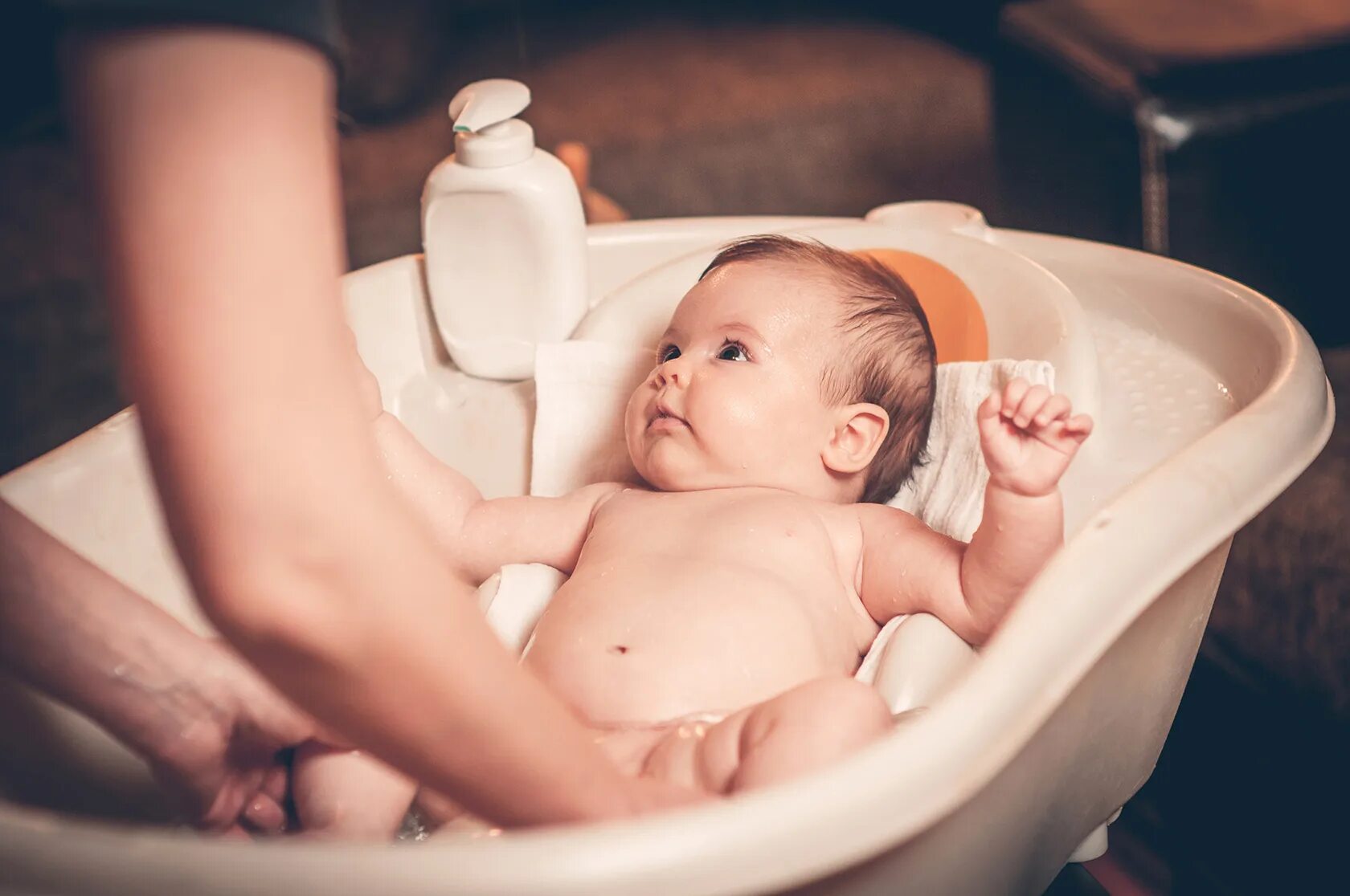 Гигиенический уход за ребенком. Пуканье новорожденного. Купание малыша. Малыш в ванной. Младенец в ванной.