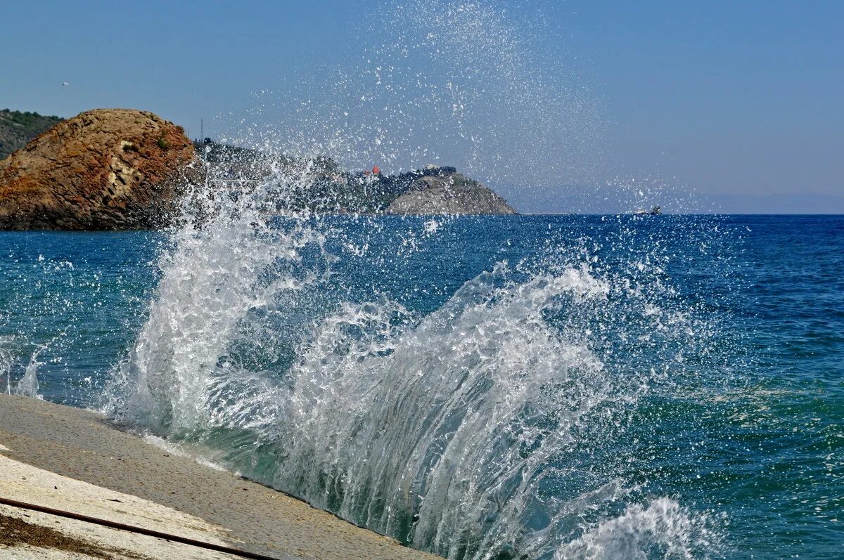 прибой 3*. камера прибой. море геленджик волны шторм. минидиско в туристическом комплексе прибой. пляж база прибой саки.