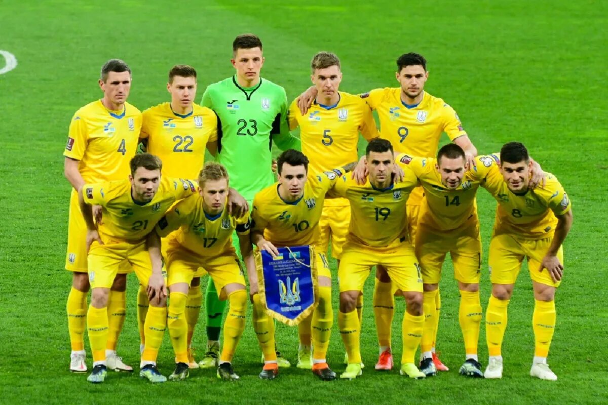 Форма украинской сборной по футболу 2021. Форма украины на евро 2020. Форма сборной украины по футболу 2021. Крым на футболках сборной украины. Сборная украины по футболу 2021 евро.