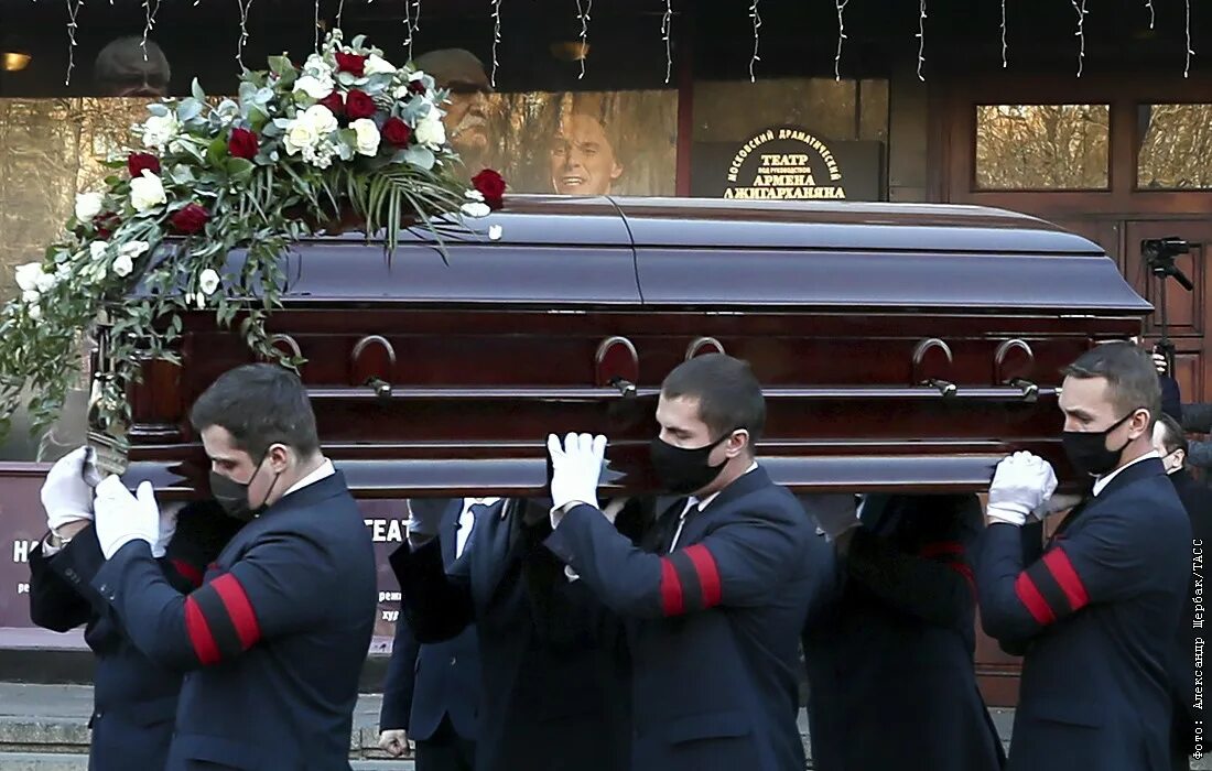Похороны Армена Джигарханяна прощание. Церемония прощания с Арменом Джигарханяном. Похороны Армена Джигарханяна. Вынесли гроб