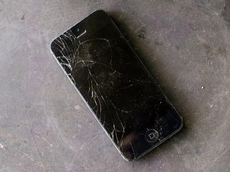 Ремонт разбитого телефона. Разбитый айфон 4s. Iphone 4s разбитый. Разбитый айфон 5. Разбитый айфон 7.