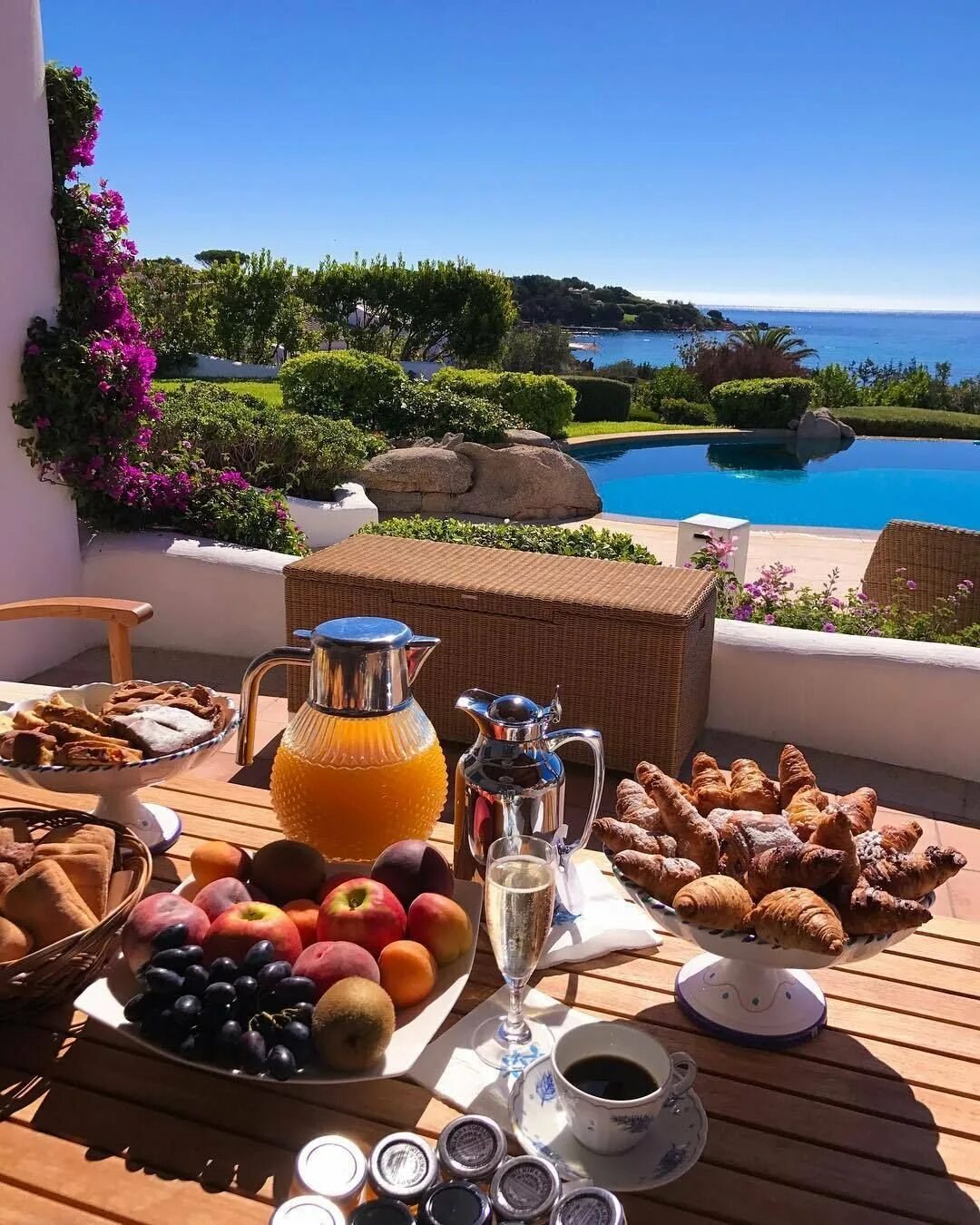 Красивый завтрак. Красивый завтрак с видом. Завтрак на террасе. Завтрак с красивым видо. Дом с добрым утром картинки