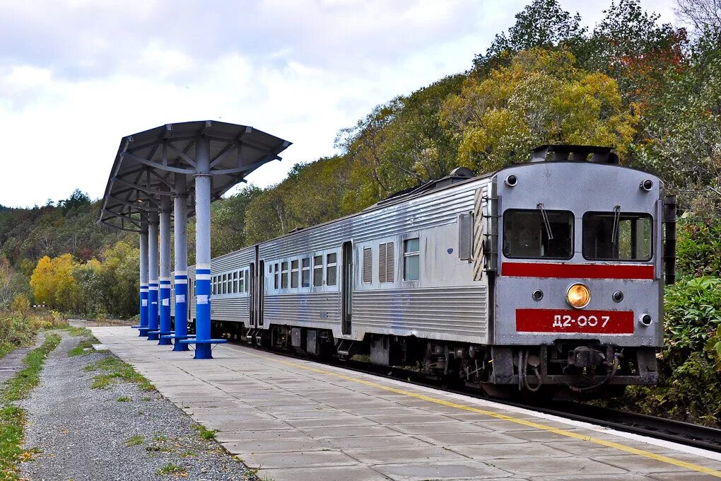 Железная дорога Холмск Южно-Сахалинск. Дизель поезд д2 Сахалин. Японские дизель-поезда на Сахалине. ЖД Холмск Южно-Сахалинск.