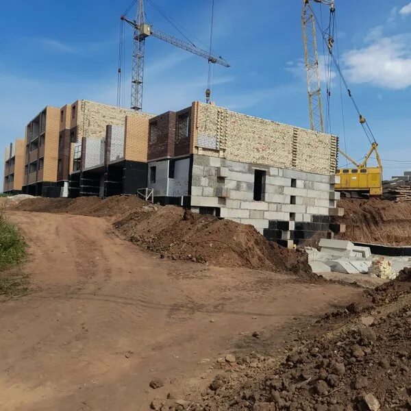 Стройбастер сызрань. Строительный в октябрьске. Стройка мост октябрьский новосибирск. Крупное строительство. Возобновление строительства.