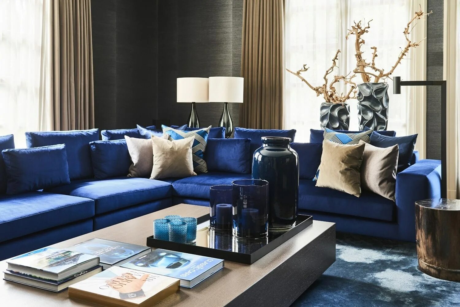 Синий диван. Синяя гостиная. Синий диван в интерьере. Синий диван в интерьере гостиной. Гостиная с синим диваном.