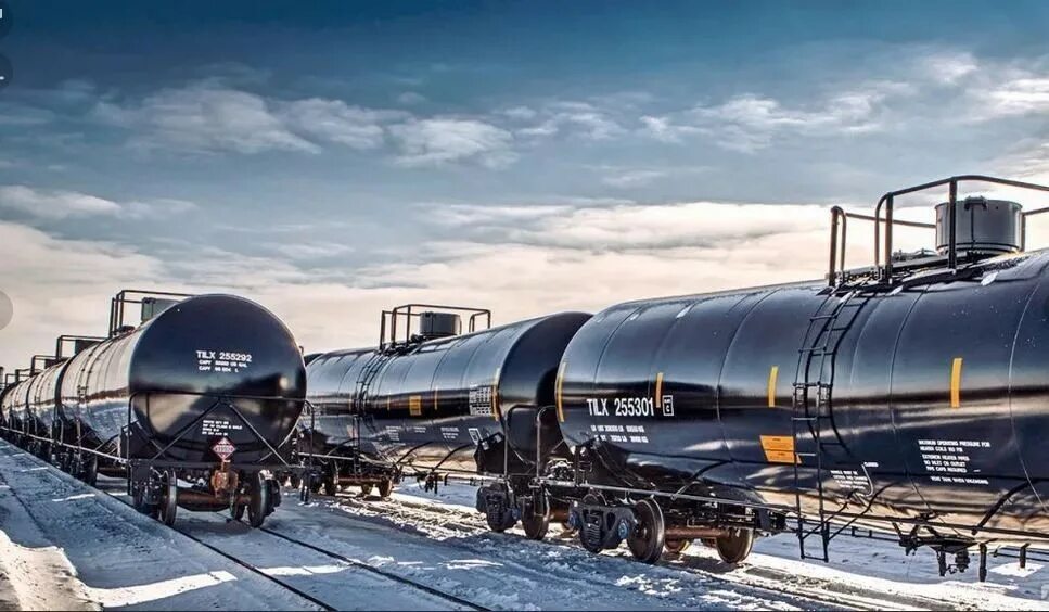 нефтеналивная цистерна. транспортировка нефти. поезд с нефтью. вагон цистерна трансойл. железнодорожная перевозка нефти.
