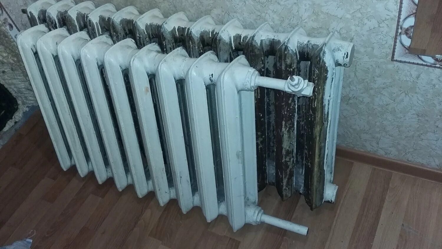 Демонтаж радиатора. Демонтаж чугунных радиаторов. Демонтаж отопительных труб. Демонтаж чугунного радиатора. Отопление гаража чугунными батареями.