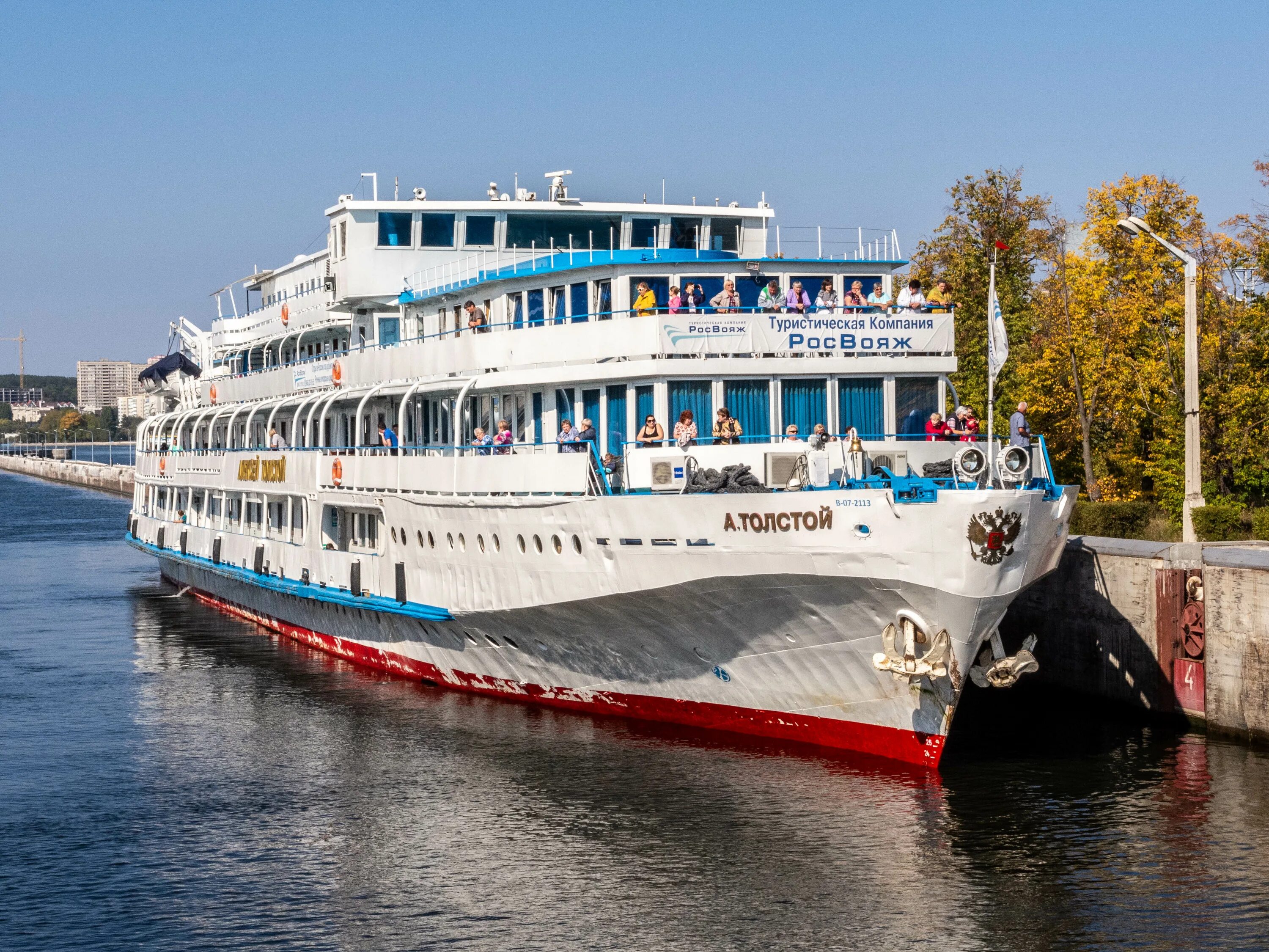 Октябрьская революция теплоход навигация 2022. Теплоход х. Теплоход х. Теплоход х. Круизный теплоход октябрьская революция.