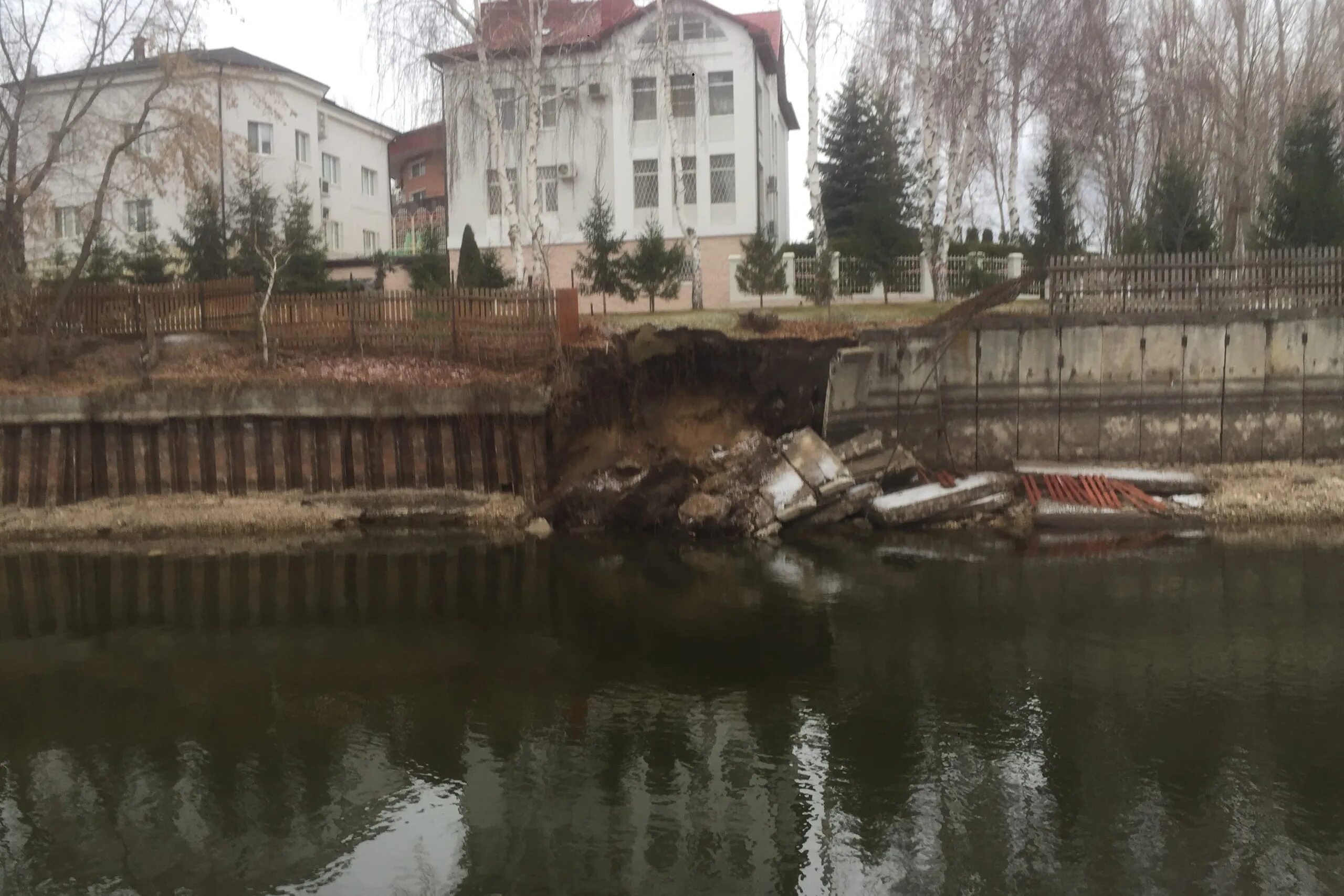 обвал на берегу. поселок товарный икрянинский район. наводнение в краснодарском крае. наводнение в краснодарском крае 2021. обвал берега рожайки.