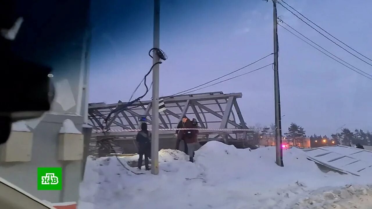 Авария в Балашихе сегодня на Горьковском шоссе. Упал мост на Горьковском шоссе. В Балашихе рухнул пешеходный мост. ДТП Горьковское шоссе сейчас. Что случилось на горьковском направлении