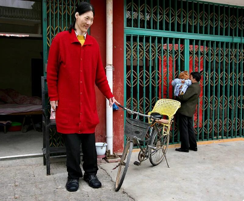 Сами высоки человек. Яо Дефен. Яо Дефен (Китай) — 233 см. Самая высокая женщина в мире Яо Дефен. Яо Дефен (Китай).