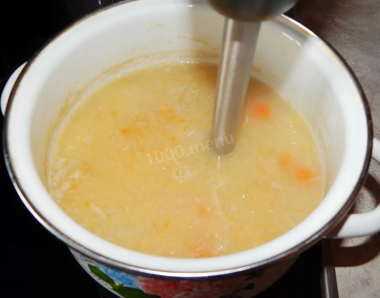 Суп пюре из тыквы с сыром плавленным. Суп с тыквой на курином бульоне и картофелем. суп-пюре из тыквы и картофеля на курином бульоне. суп с тыквой на курином бульоне с картошкой. пюре картофельное на бульоне.