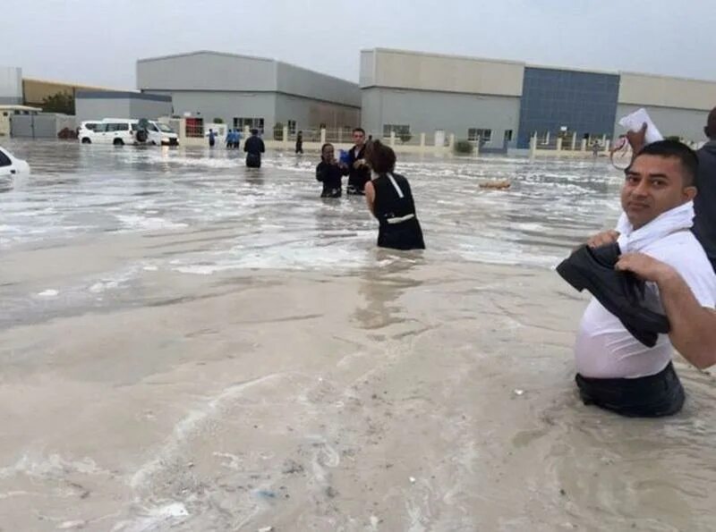 Дождь в Абу Даби. Наводнение в Абу Даби аэропорт. Наводнение в Эмиратах. Дождь в арабских Эмиратах.