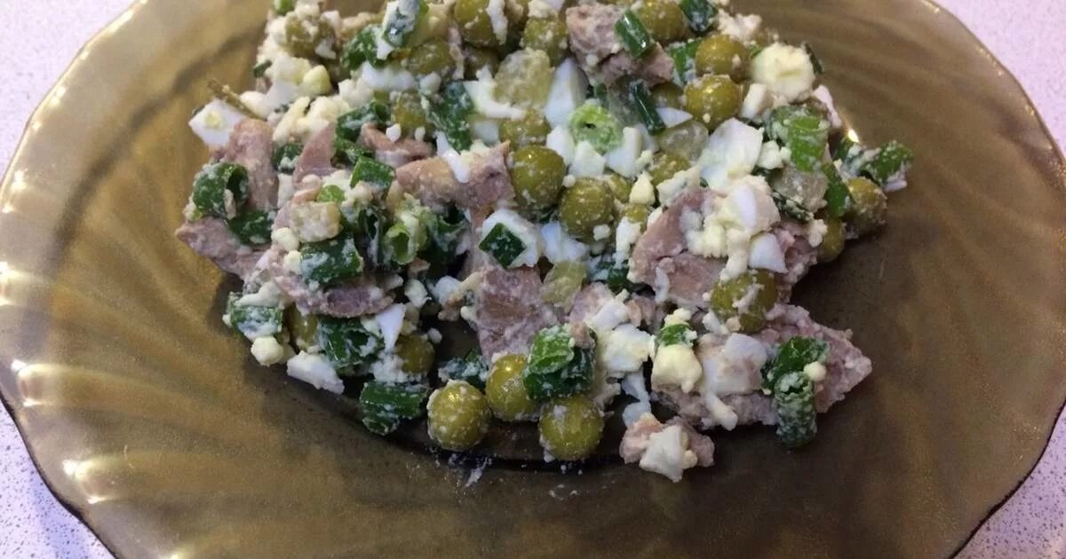 салат с пекинской капустой и печенью трески. салат из печени трески консервы. салат с треской и яйцом. постный салат с печенью трески. салат из языков трески.