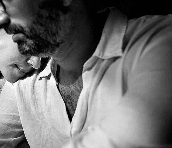 Не пытайся меня задеть. Цитаты чтобы задеть человека. Цитаты чтобы задеть человека. Девушка уткнулась парню в плечо носом. Задел чувства.