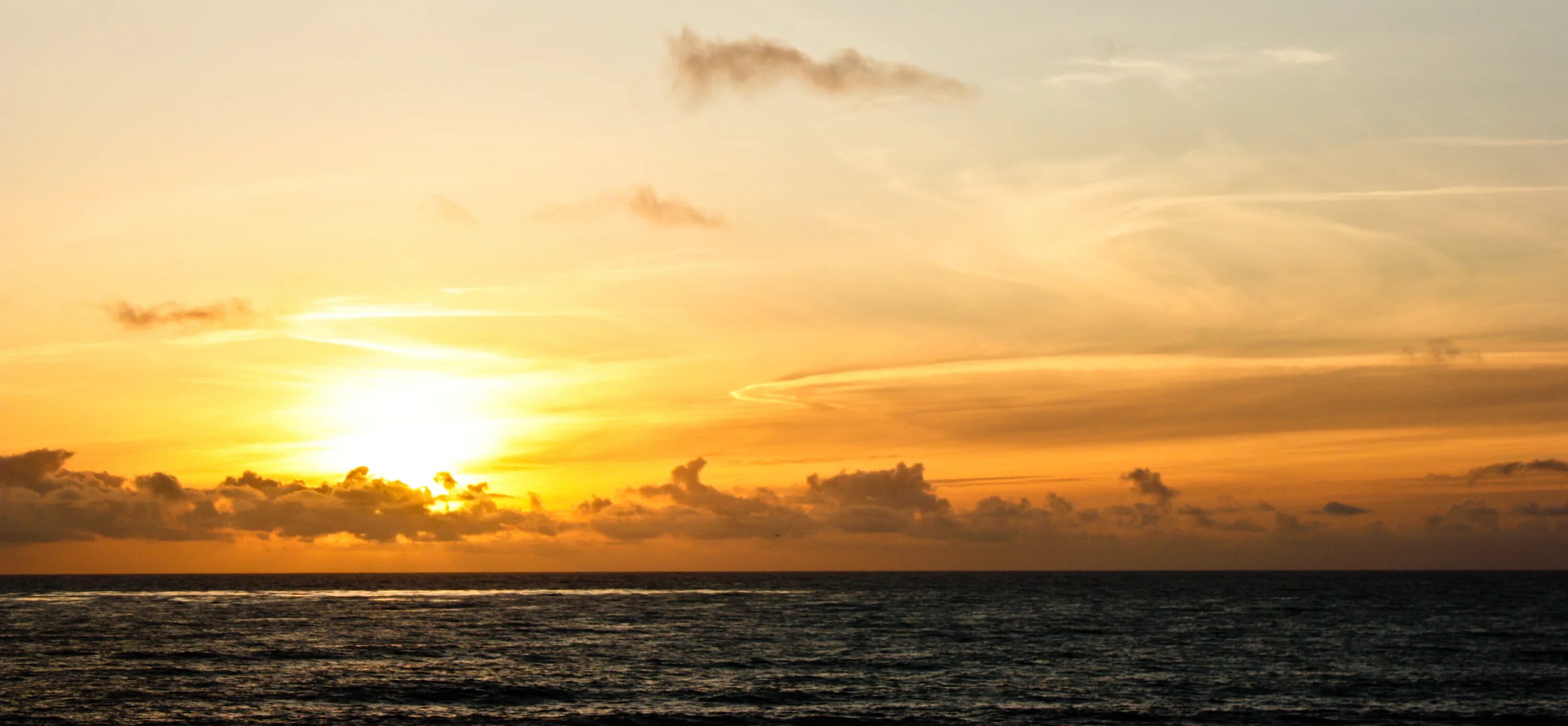 Gold sunset. Золотистый закат. Золотой закат на море. Фон золотой закат на пляже. Золотой закат фото.