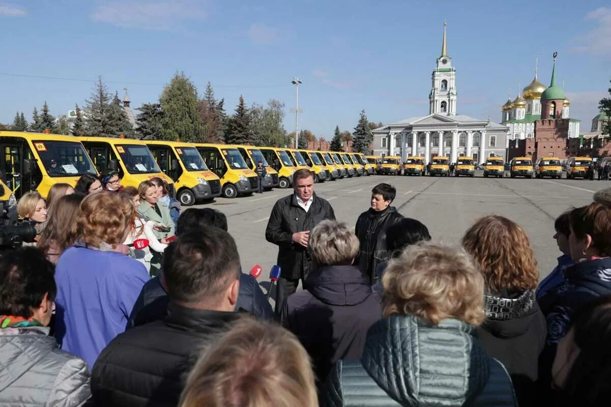 6 октября 2009. Новомосковский школьные автобусы. Школьный автобус Новомосковск. Переданы школьные автобусы. Новые автобусы получили.