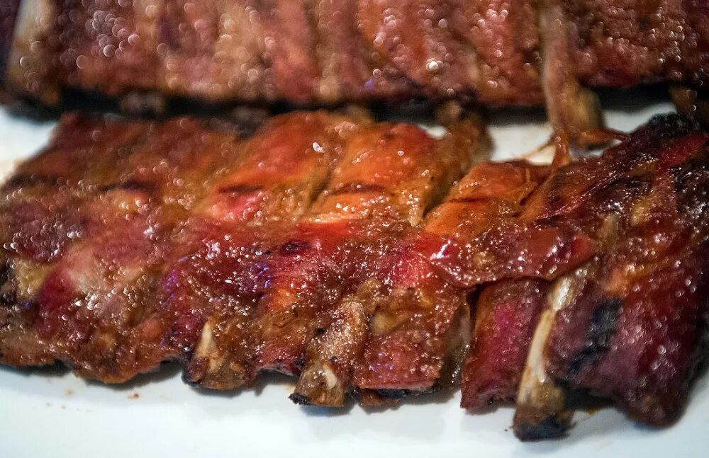 Ребрышки терияки. Свинина ребра. Свиные ребрышки по-канадски. Вкусные блюда из мяса. Копченые свинные рёбрышки.