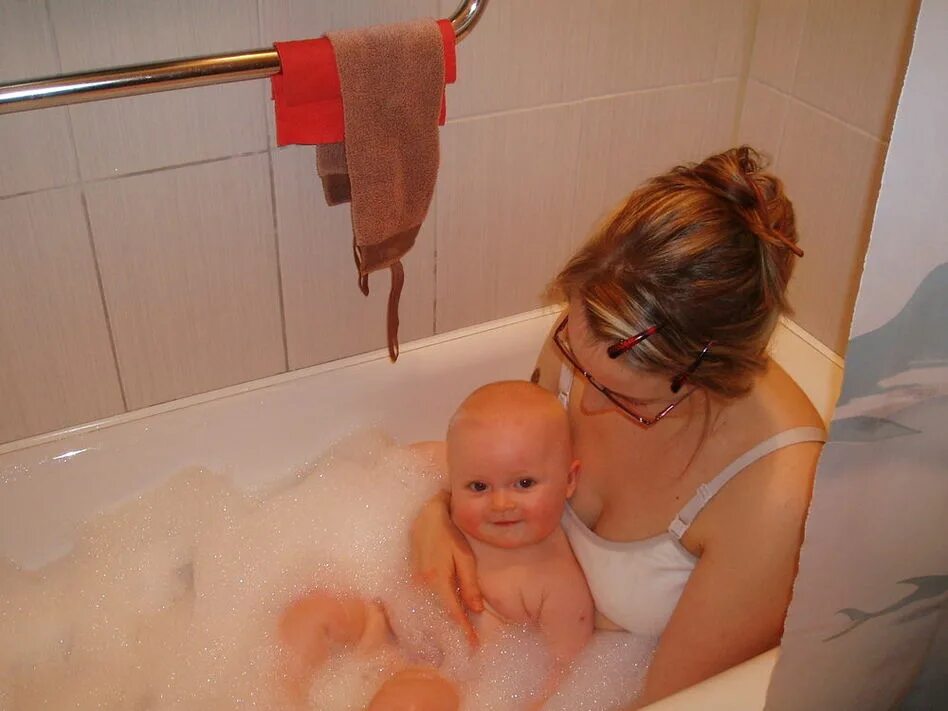 С мамой в ванне
