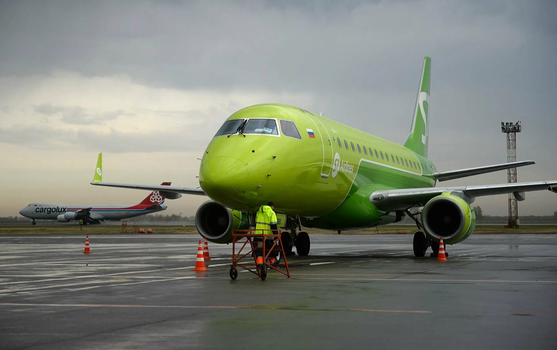 S7 airlines москва. Эмбраер 170. Е-170 самолёт s7. S7 самолеты авиакомпании Эмбраер 170. Эмбраер-170 s7 Краснодар.