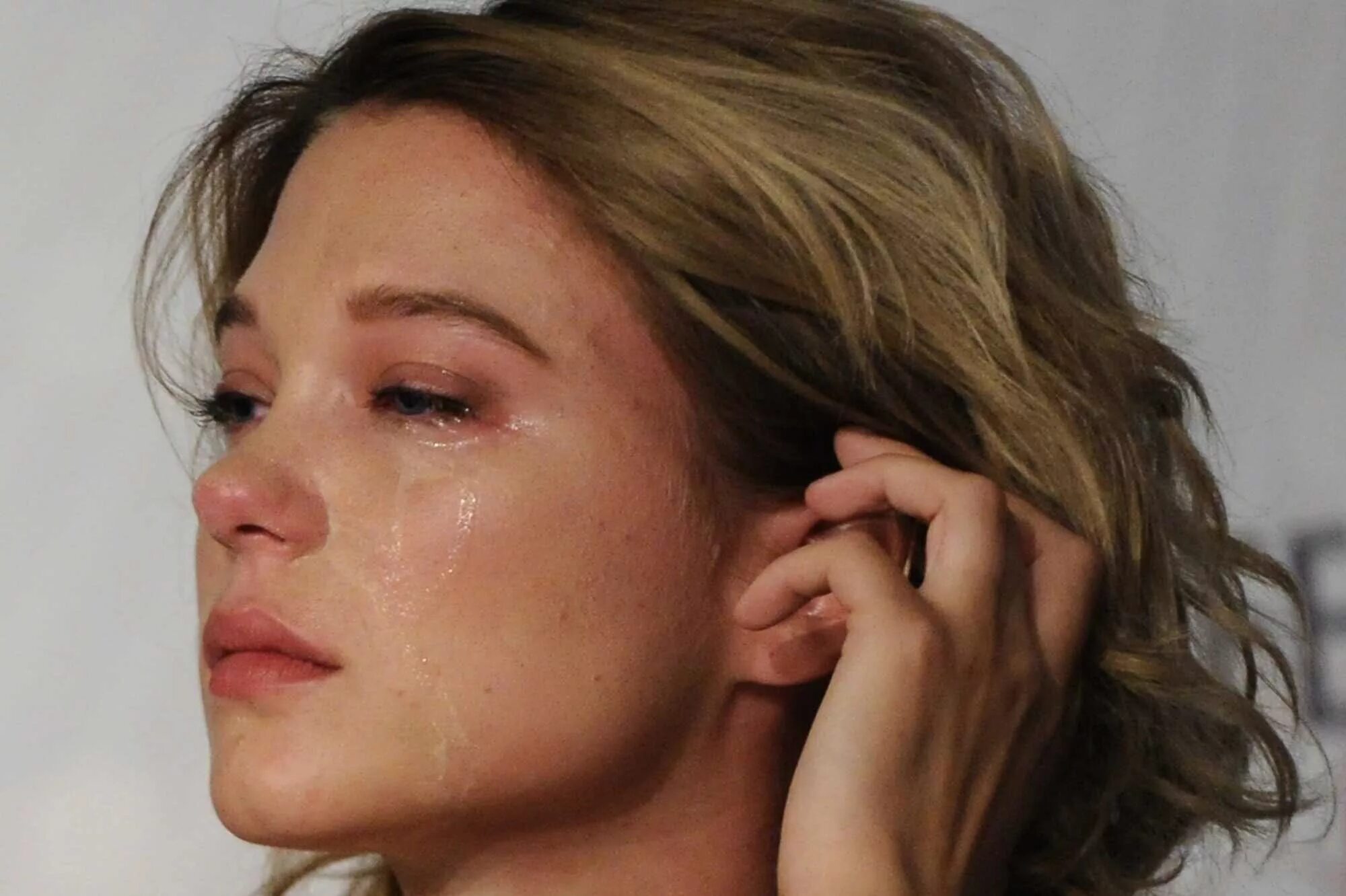 Cry фото. Леа сейду плачет. плачущая леа сейду. леа сейду профиль. léa seydoux crying.