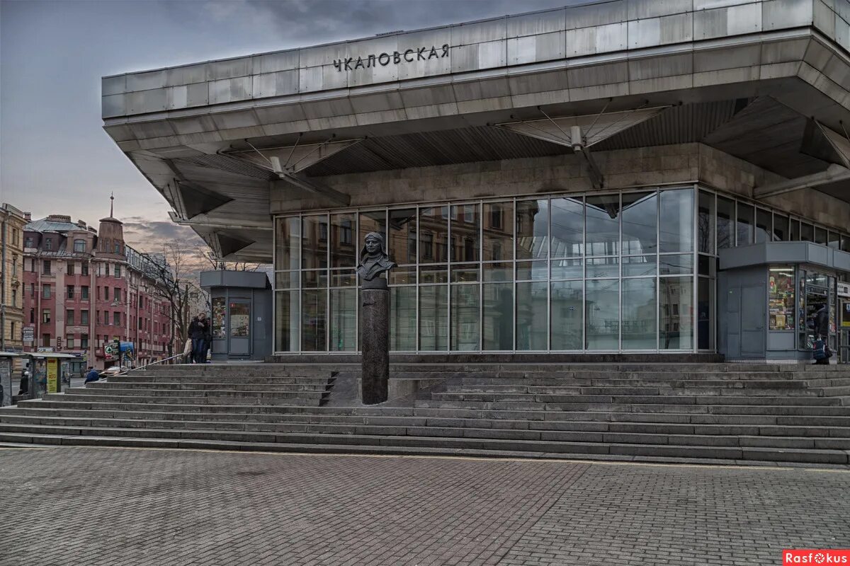 Фото на чкаловской. Станция метро Чкаловская СПБ. Чкаловская (станция метро, Санкт-Петербург). Вестибюль станции метро Чкаловская. Петербургский метрополитен Чкаловская.