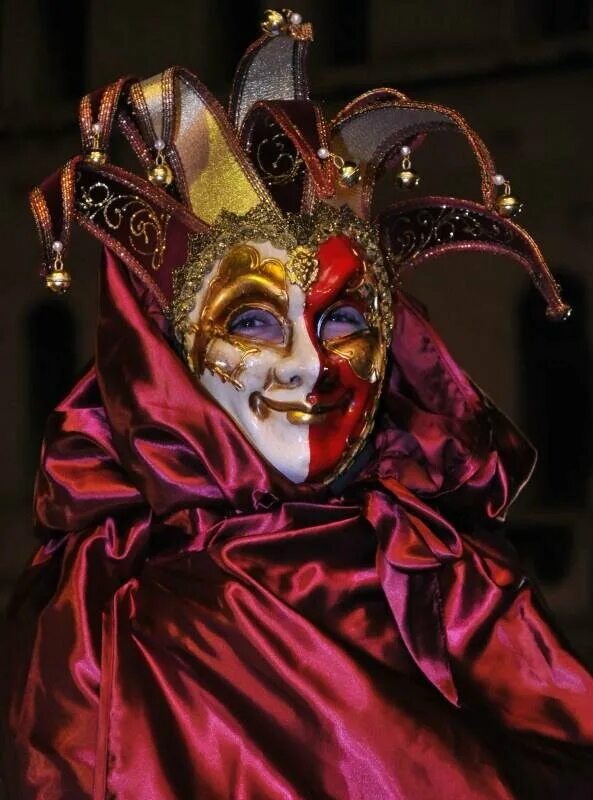 Арлекин маска выступления. Венецианский карнавал маска Гатто. Венецианская маска Арлекино. Маска Арлекина в Венеции. Маска Джокер Венеция.