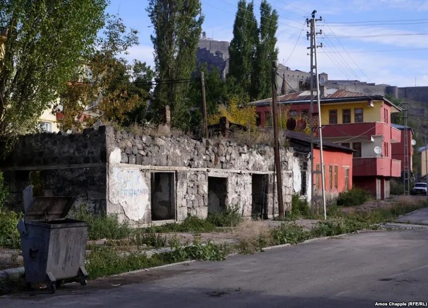 Погода в карсах. Дом Егише Чаренца. Дом в карс Армения. Улица Чаренца 89/3 в Ереване. Панельные дома в Армении на Чаренца фото адрес.