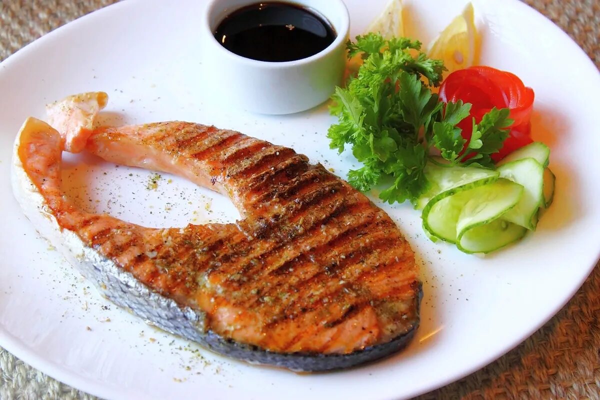 Как пожарить стейк семги на сковороде вкусно. Стейк из форели. стейк из семги. семга на гриле.