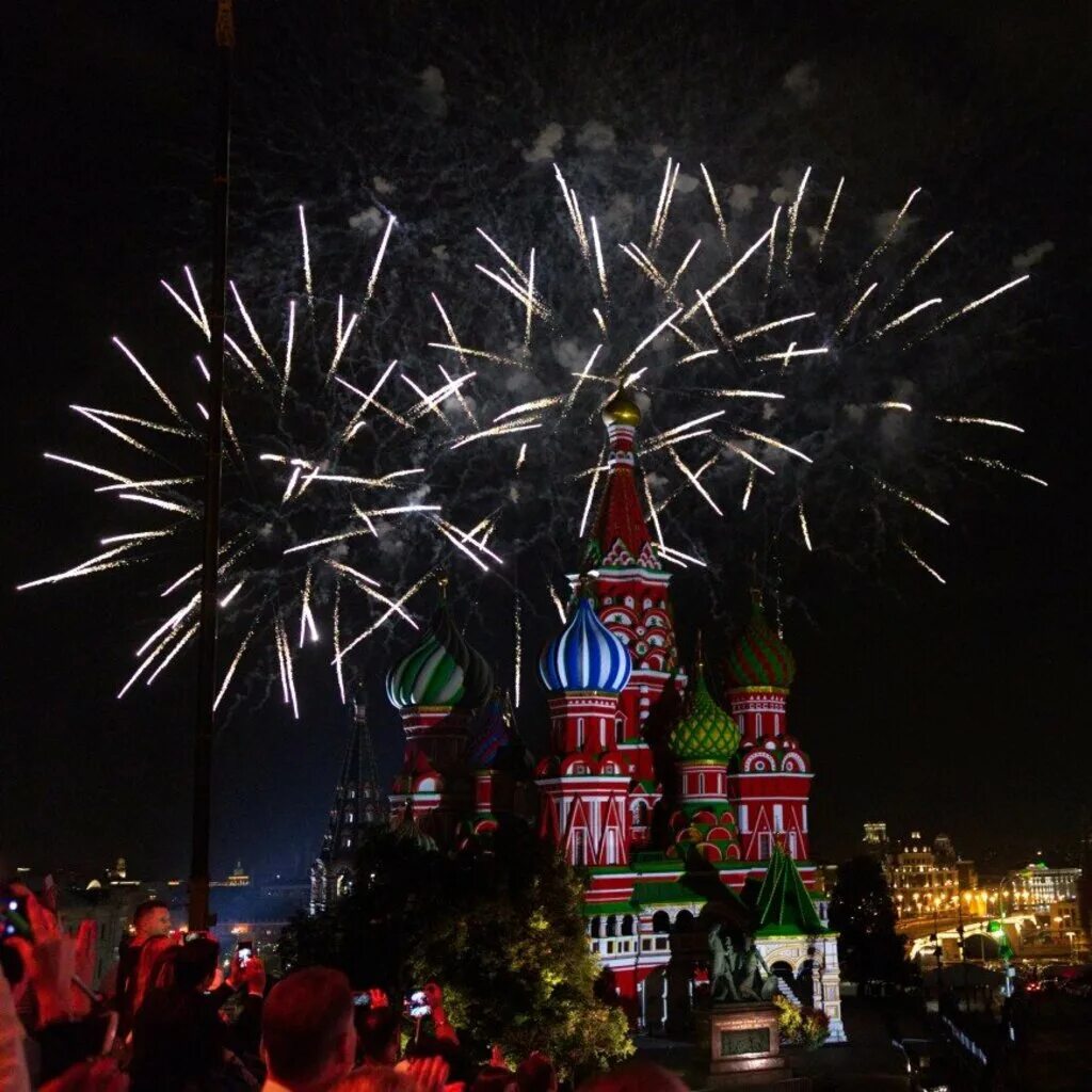 Как прошли праздники в москве. Салют Победы на красной площади в Москве. Салют "красная площадь". Салют день Победы Москва. Москва салют парад Победы.