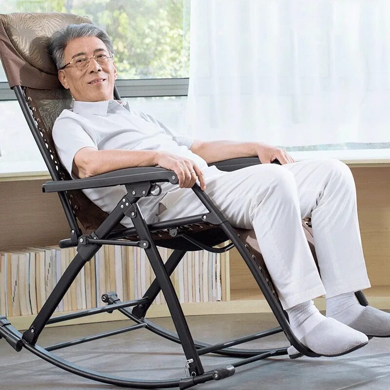 Портативный человек. Кресло качалка с нулевой гравитацией. Кресло для пожилых людей. Кресла для пожилых людей для отдыха. Старик в кресле качалке.